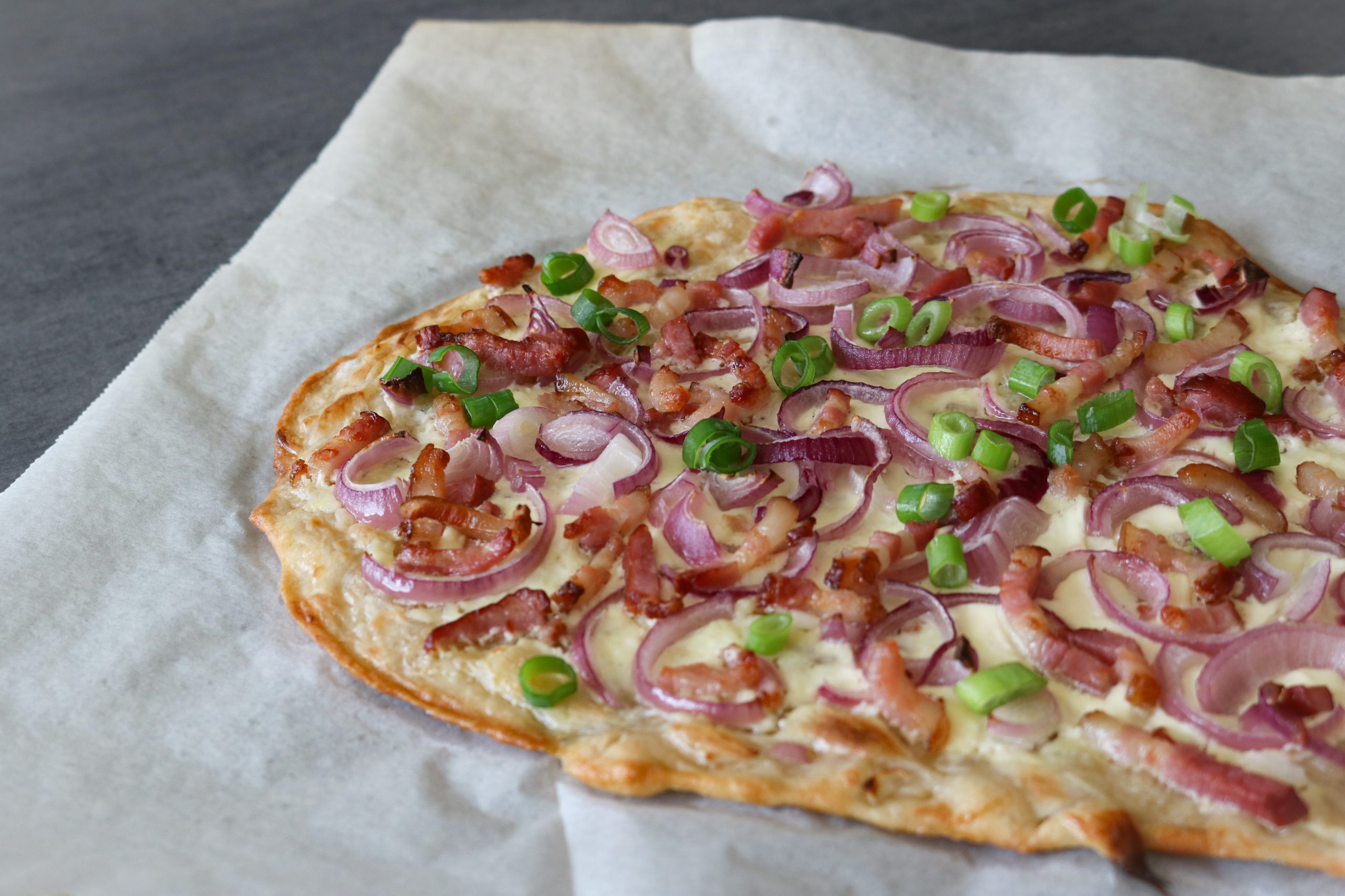 Flammkuchen op bakpapier