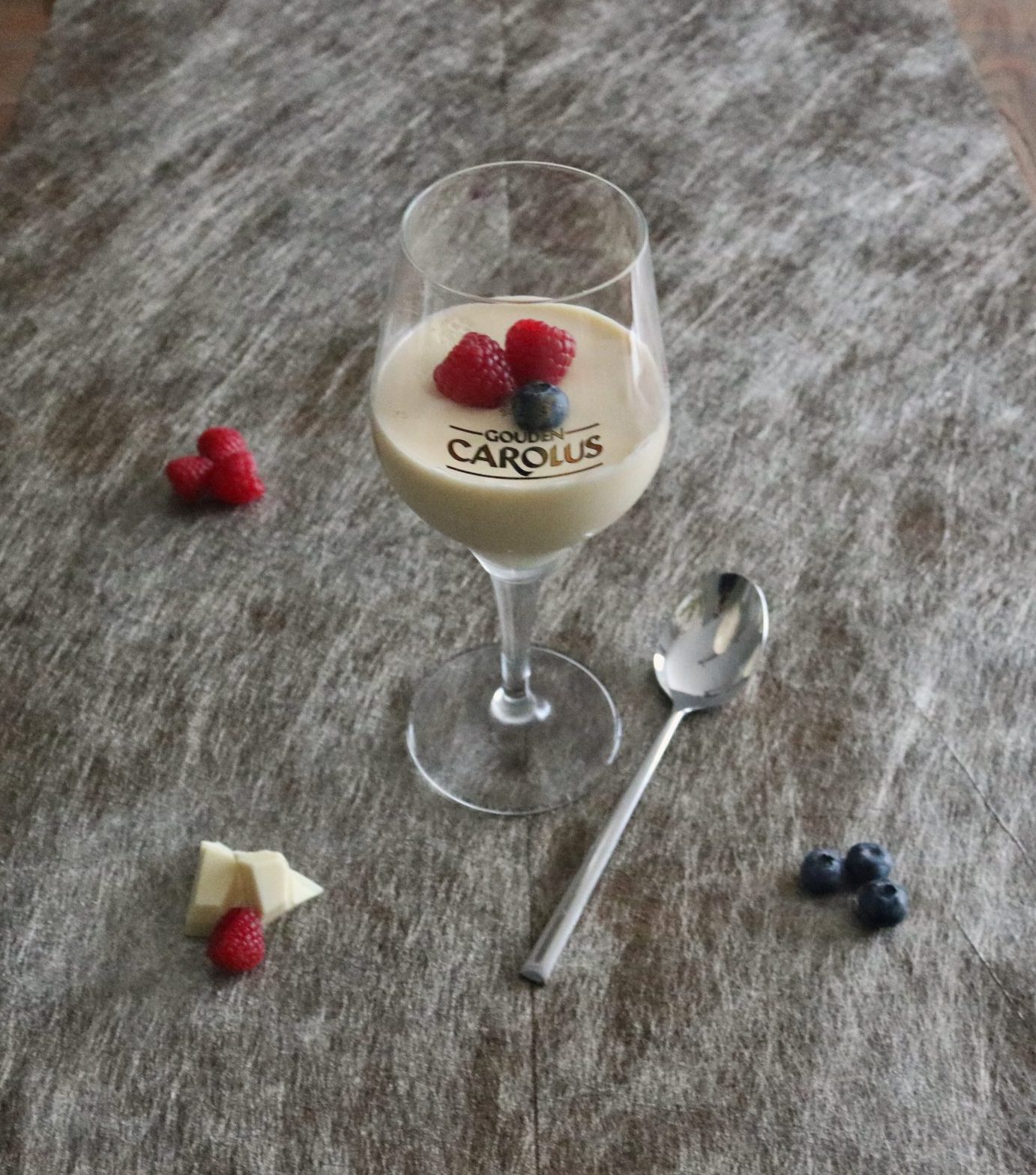 witte chocolademousse met zomerfruit