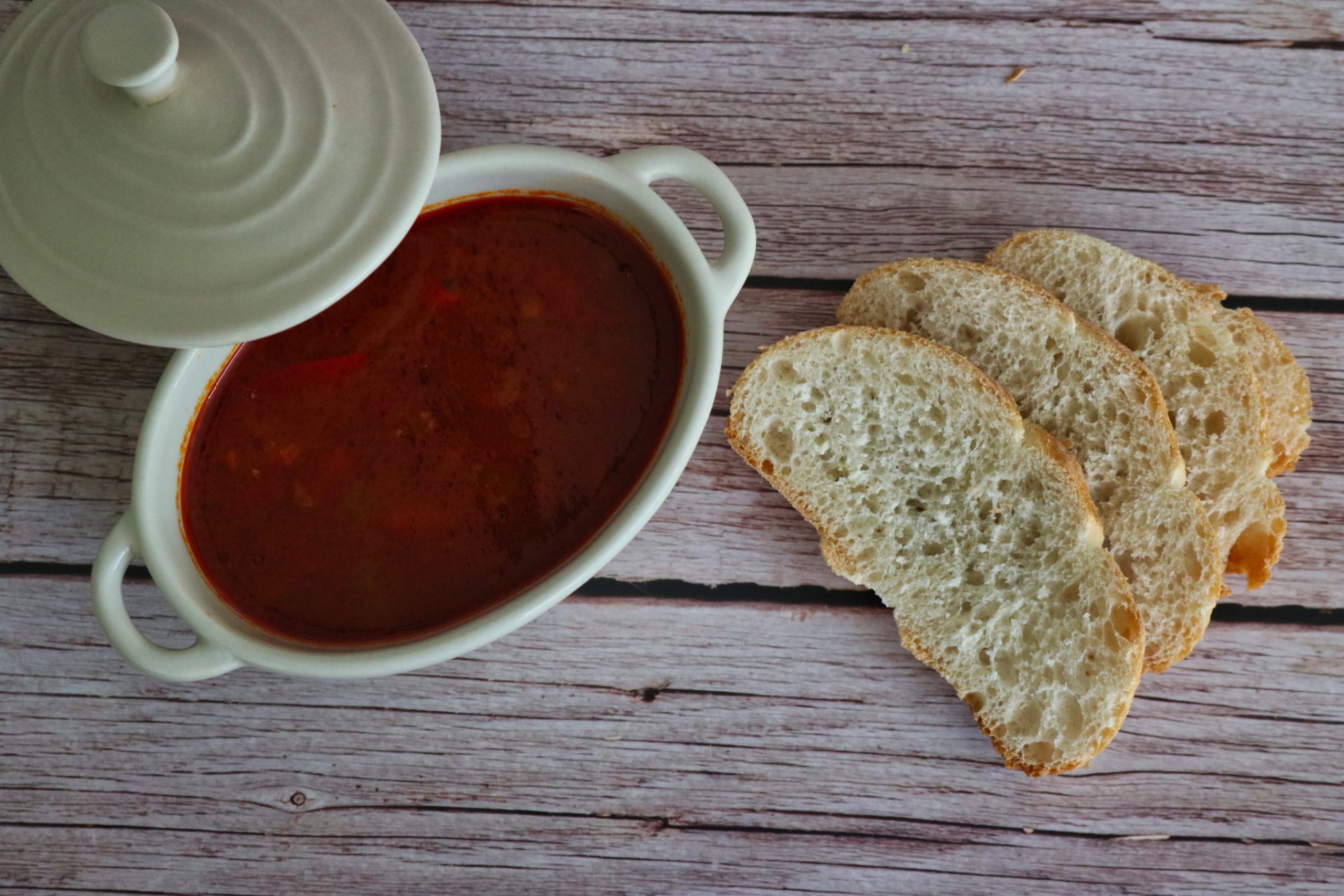 Goulashsoep geserveerd met brood