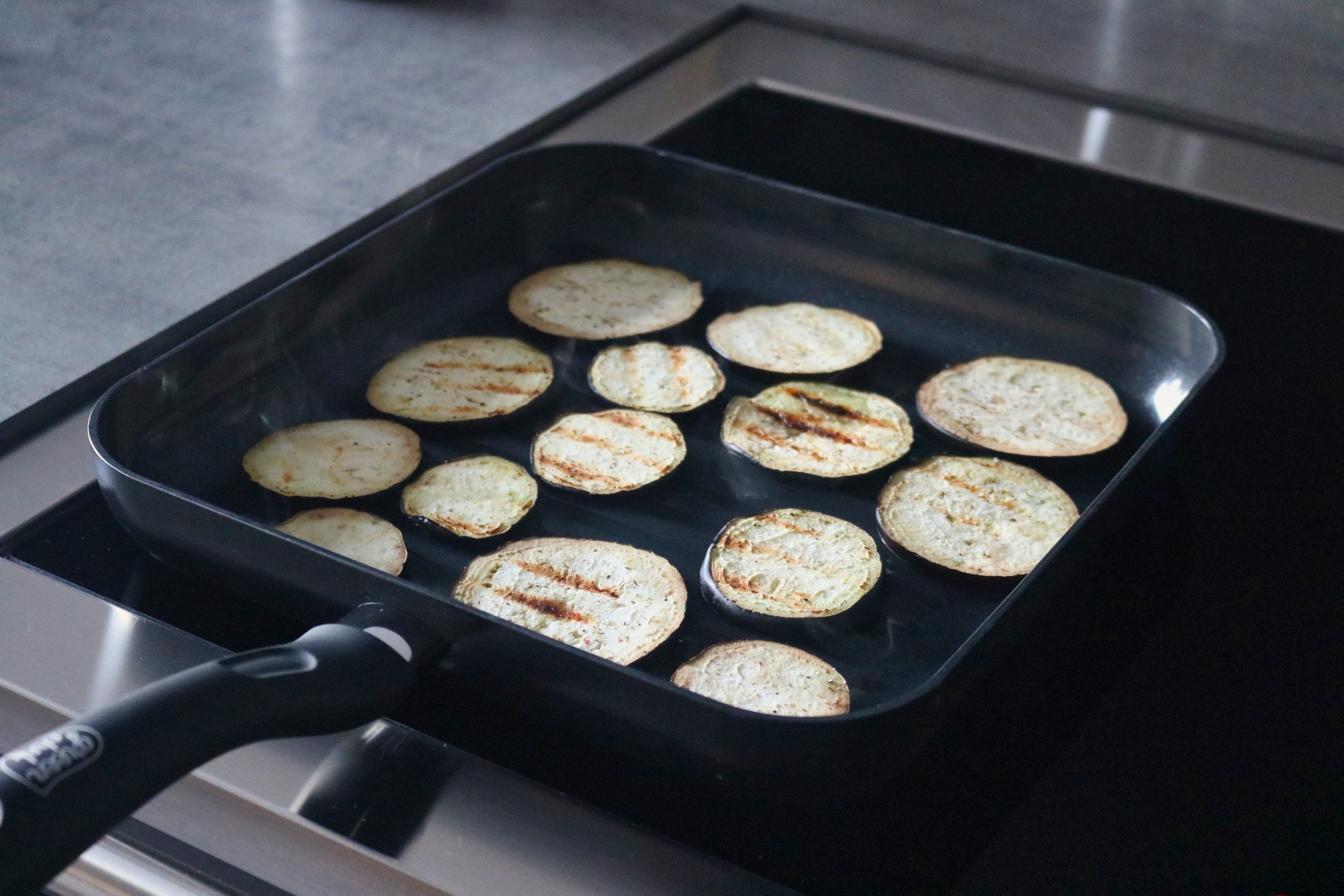 aubergine in grillpan